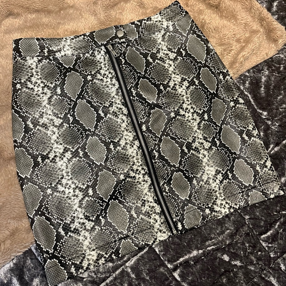 🩶 faux leather snakeskin skirt 🩶